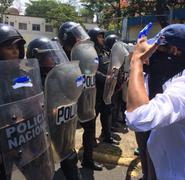 En el sector del antiguo Hospital Militar, decenas de agentes antidisturbios de la Policía Nacional les impidieron el paso a los manifestante.