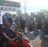 Caravana de motorizados autoconvocados en el sector de la Universidad Centroamericana (UCA). Foto: Jimmy Romero.