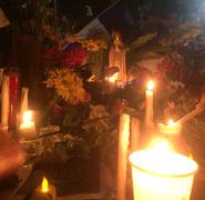 Flores y velas en honor a los jóvenes fallecidos.