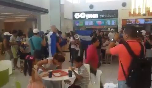 Imagen de un video de las intervenciones de la Unión Nacional Azul y Blanco en diferentes centros comerciales de la capital,
