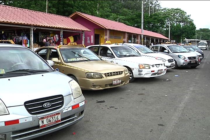 La bahía de la UCA saturada de taxis.