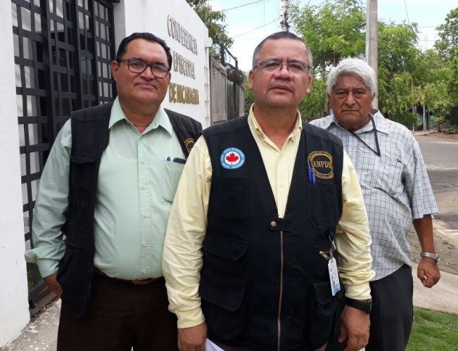 Álvaro Leiva, secretario de Asociación Nicaragüense Pro Derechos Humanos, junto a miembros del organismo.