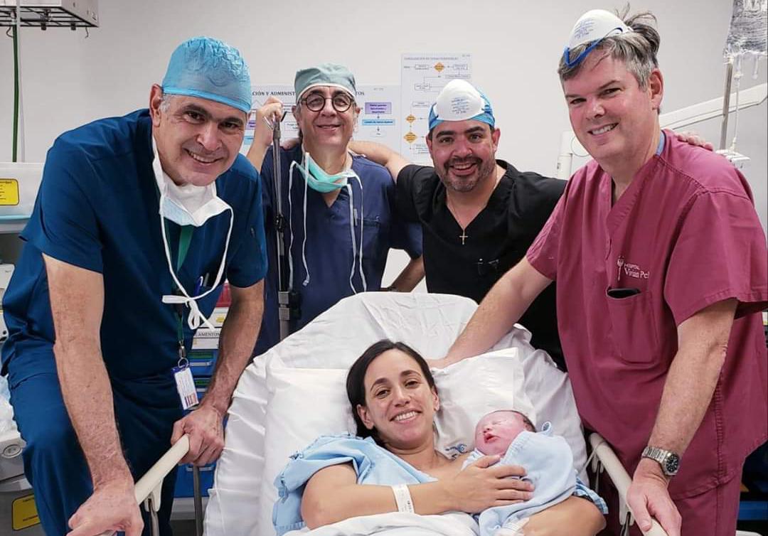 Kevin Sullivan, junto a su esposa, su bebé y médicos / Cortesía