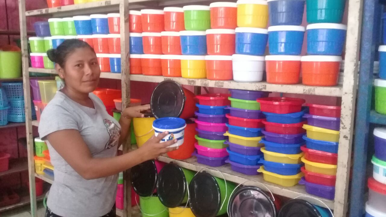 Comerciantes reportan buenas ventas para la tradicional Gritería Chiquita. Foto Héctor Rosales.