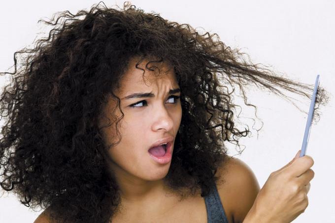 El cabello rizado no debe atarse húmedo.