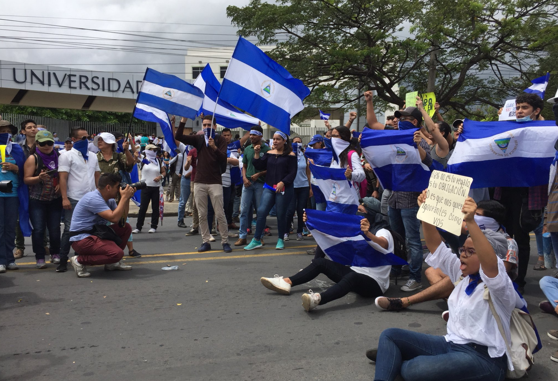 Estudiantes realizan plantón en la afueras de la Universidad Centroamericana (UCA) exigiendo se le entrege el 6% por parte del CNU. Foto: Gerall Chávez