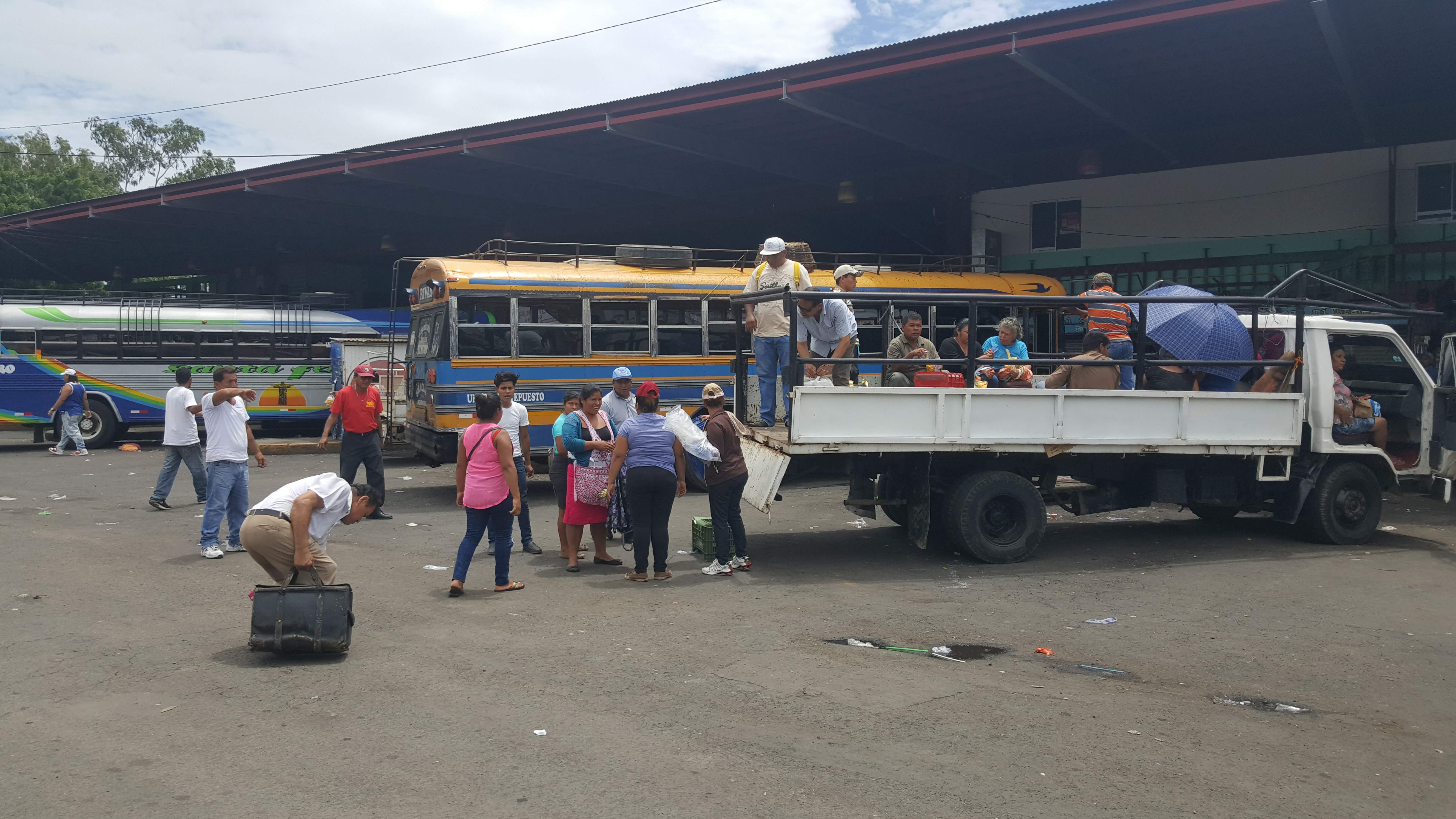 En camionetas se transladan los usuarios para viajar a sus destinos.