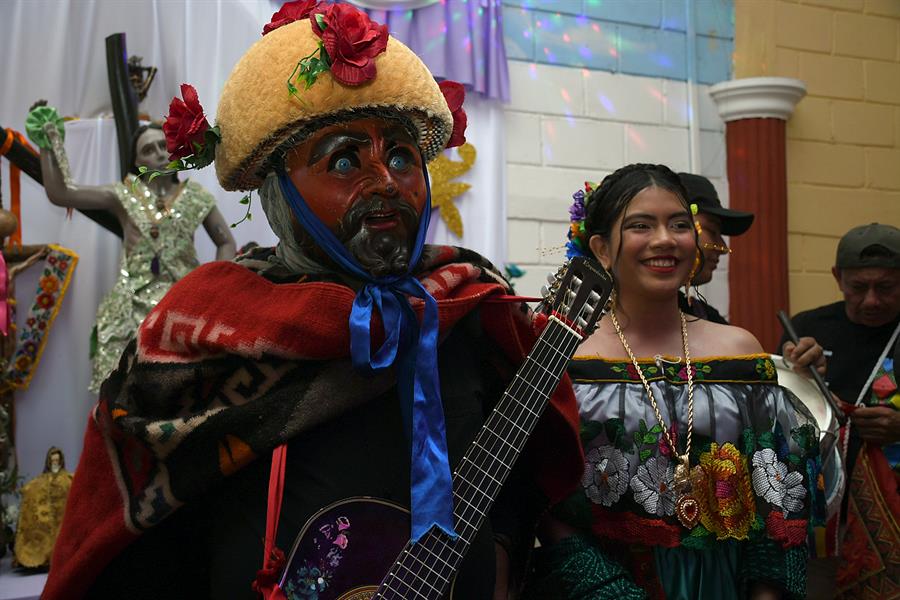 Personas danzan con su traje de gala durante una celebración en honor a San Sabastián, hoy, en el municipio de Chiapa de Corzo (México). / EFE