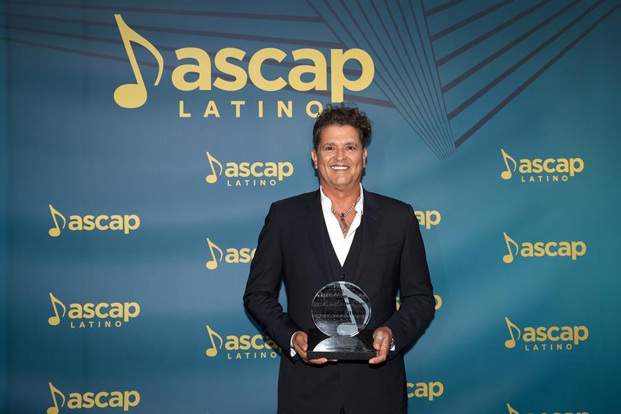 Carlos Vives posa con su premio en el Vizcaya Museum & Gardens en Miami, Florida (EE.UU)./ EFE