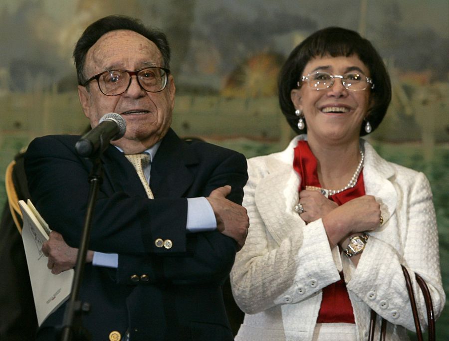 El célebre actor mexicano Roberto Gómez Bolaños, "Chespirito" (i), acompañado por su esposa, la también actriz Florinda Meza (d)./ Archivo/EFE