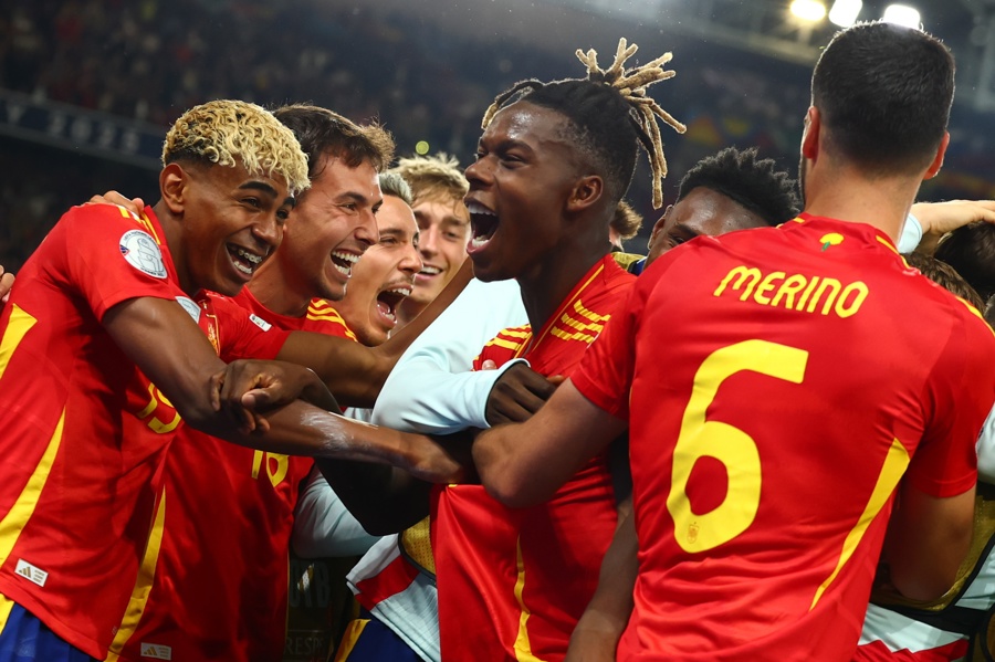 Los jugadores españoles celebran un gol durante la segunda semifinal de la UEFA Nations League en Stuttgart, Alemania. /EFE
