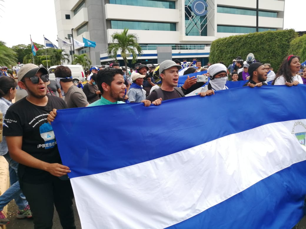 Estudiantes, jóvenes y adultos asisten a manifestación. Foto: VOS TV