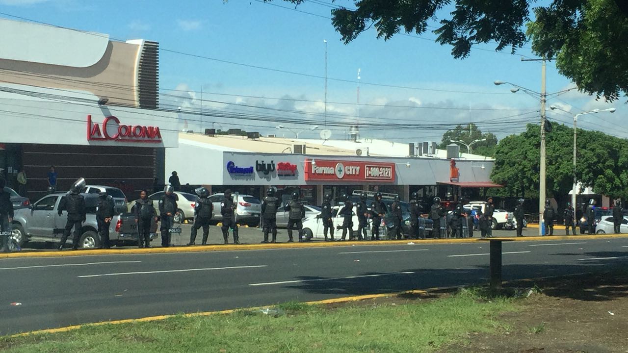 Policía en el sector de Camino de Oriente. Foto Gerall Chávez.