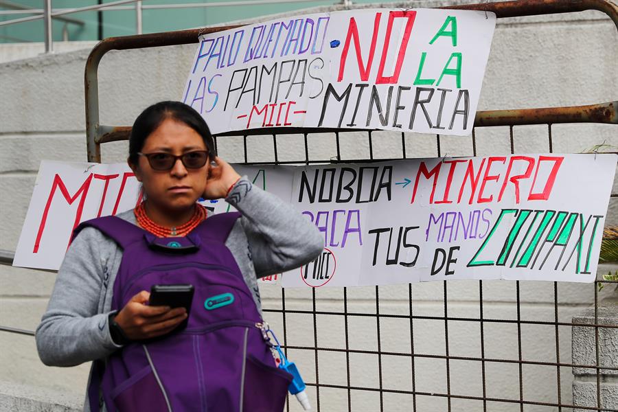 Al menos 17 heridos y dos vehículos quemados en consultas para desarrollar mina en Ecuador./ EFE