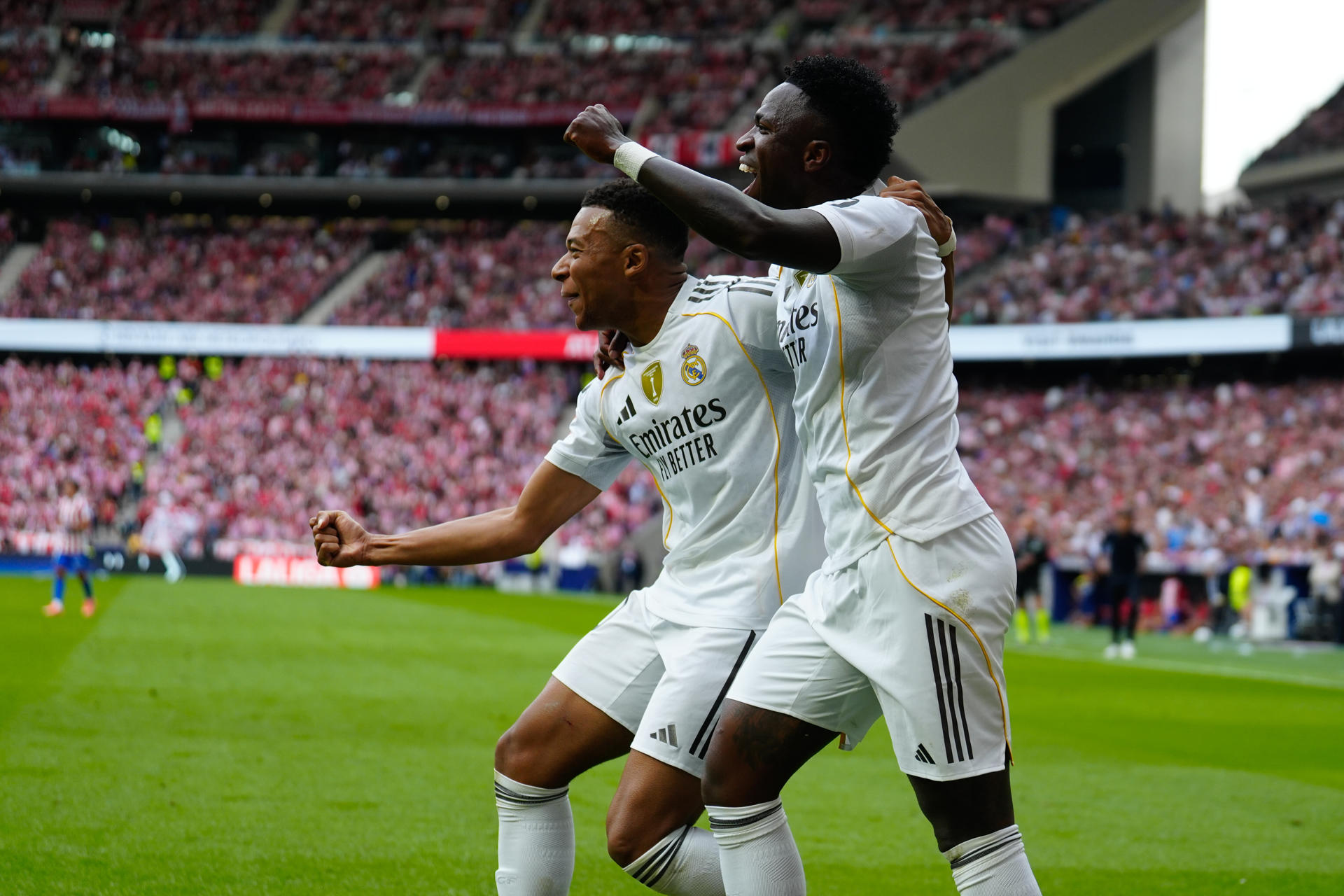 Vinícius Júnior (d) y Kylian Mbappé del Real Madrid. /EFE