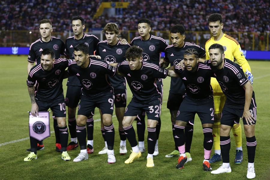 Jugadores de Inter Miami posan en un partido amistoso ante la selección de El Salvador. /EFE