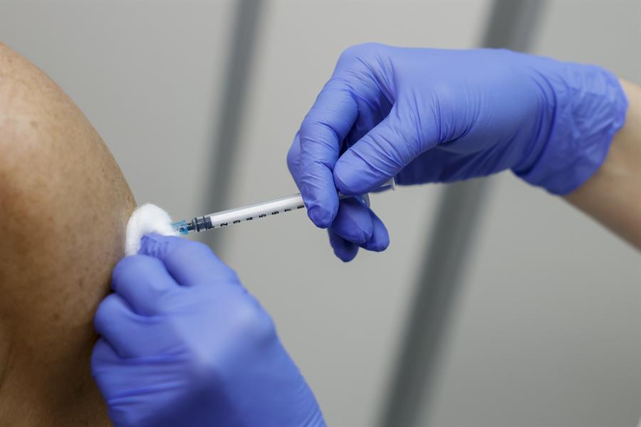 Una persona recibe una vacuna contra la gripe, en una imagen de archivo./ EFE
