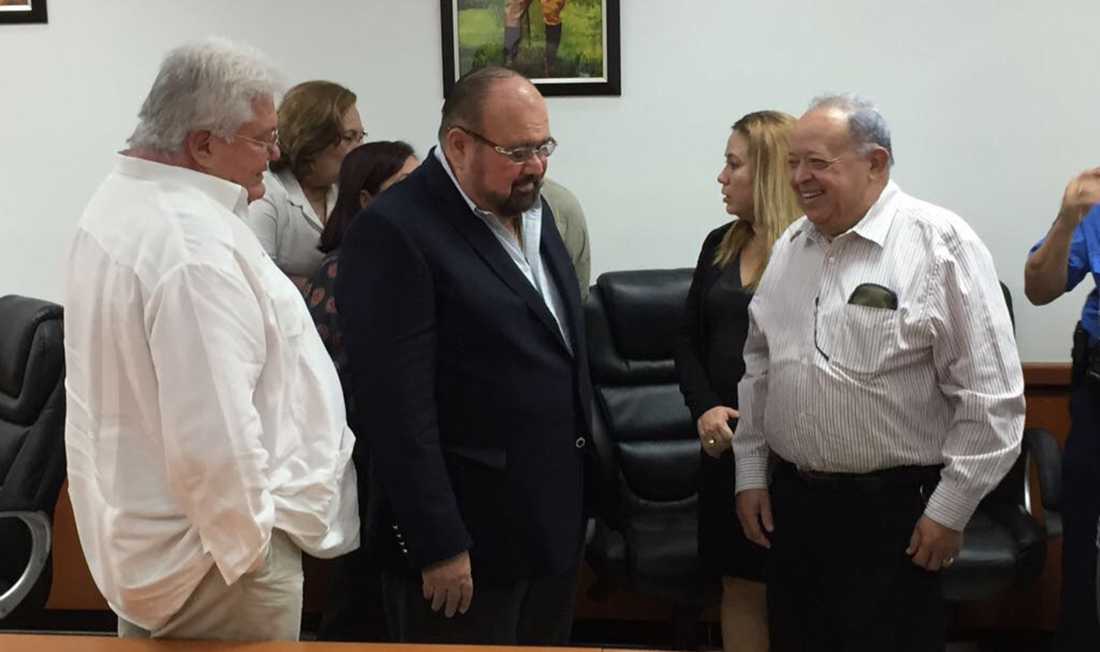 Al centro Roberto Rivas, presidente del Consejo Supremo Electoral.