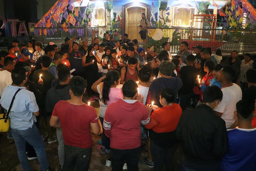 Migrantes realizan una vigilia en solidaridad con las víctimas del huracán Otis, en la madrugada de hoy, en Tapachula (México). /EFE