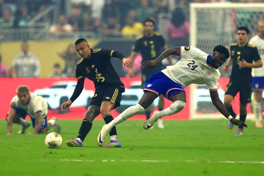Patrick Agyemang (d), de Estados Unidos, en acción contra Roberto Alvarado (i), de México./ EFE
