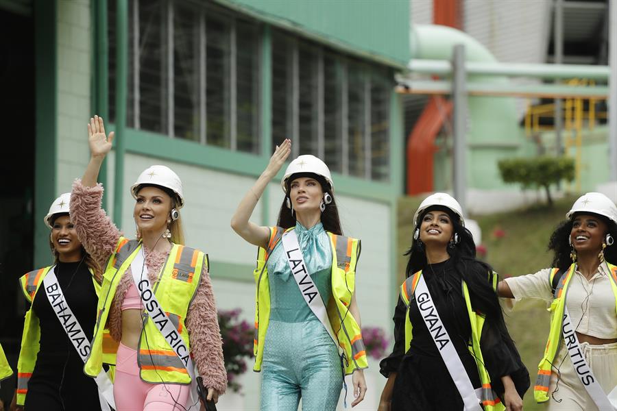 Aspirantes a Miss Universo 2023, saludan durante un recorrido por una central geotérmica, en Ahuachapán (El Salvador)./EFE