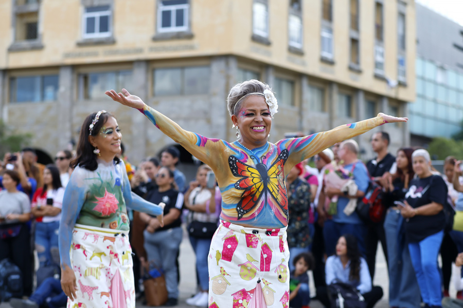 Una mujer sobreviviente de cáncer de mama reacciona durante un desfile este lunes./ EFE