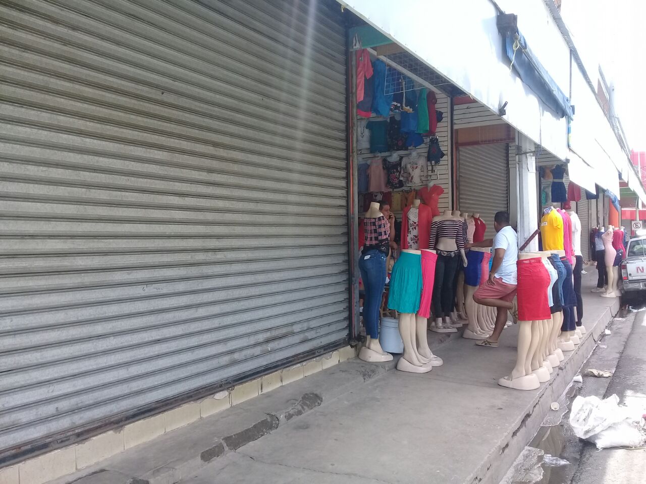 Algunos compradores han decidido no abrir sus tramos en el mercado Oriental. Foto: Héctor Rosales.