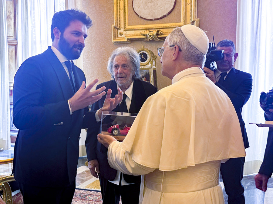 Recibió en audiencia privada al actor Al Pacino y al productor Andrea Iervolino, junto a una parte del elenco de película./ EFE