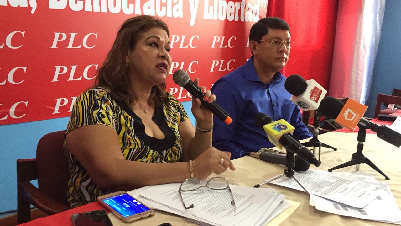 Martha McCoy, jefa de campaña del PLC y Miguel Rosales, secretario nacional de organización de este partido. Foto: Gerall Chávez