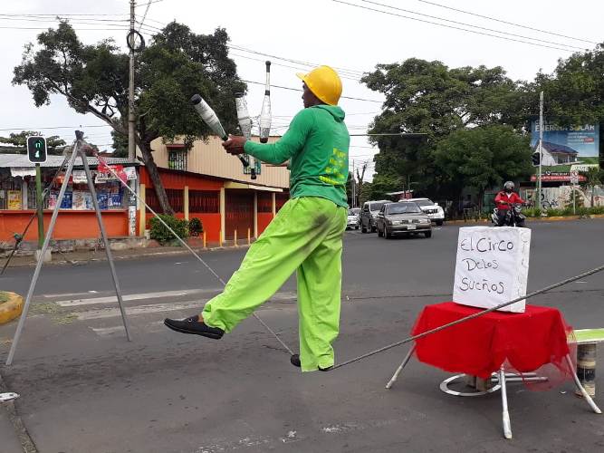 Nehemías Velásquez, en su jornada diaria en un semáforo capitalino.