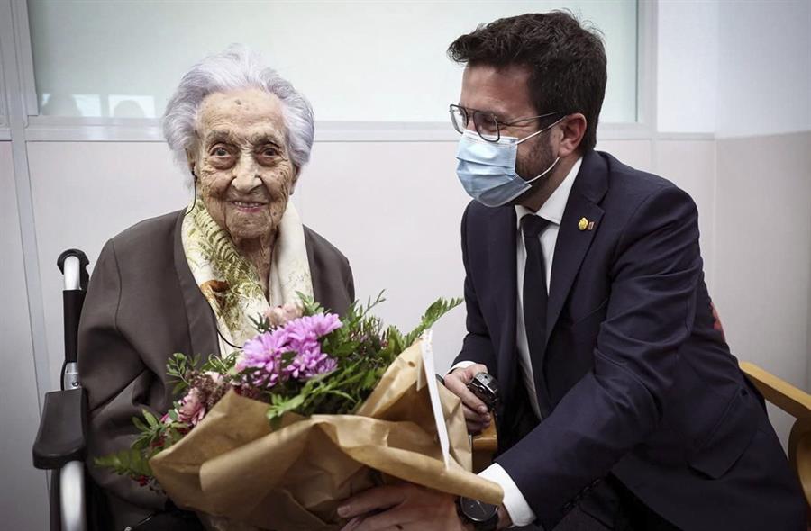 El presidente de la Generalitat de Catalunya, Pere Aragonés,  con María Branyas Morera./ EFE