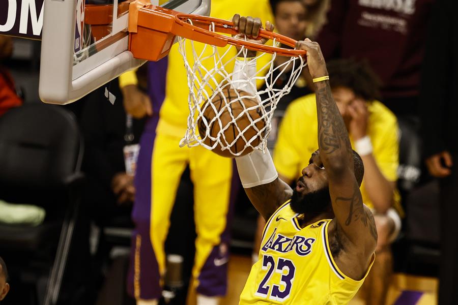 LeBron James anota durante un partido con los Angeles Lakers. /EFE