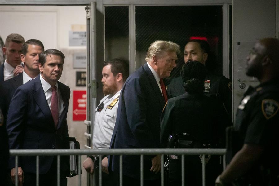 El expresidente estadounidense Donald Trump (C) en el el primer día de su juicio por dinero silencioso en Nueva York./ EFE