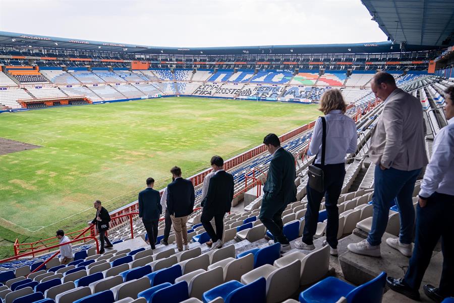 Visita de miembros de The Football Business Academy (FBA) al estadio de Pachuca, en México. / EFE