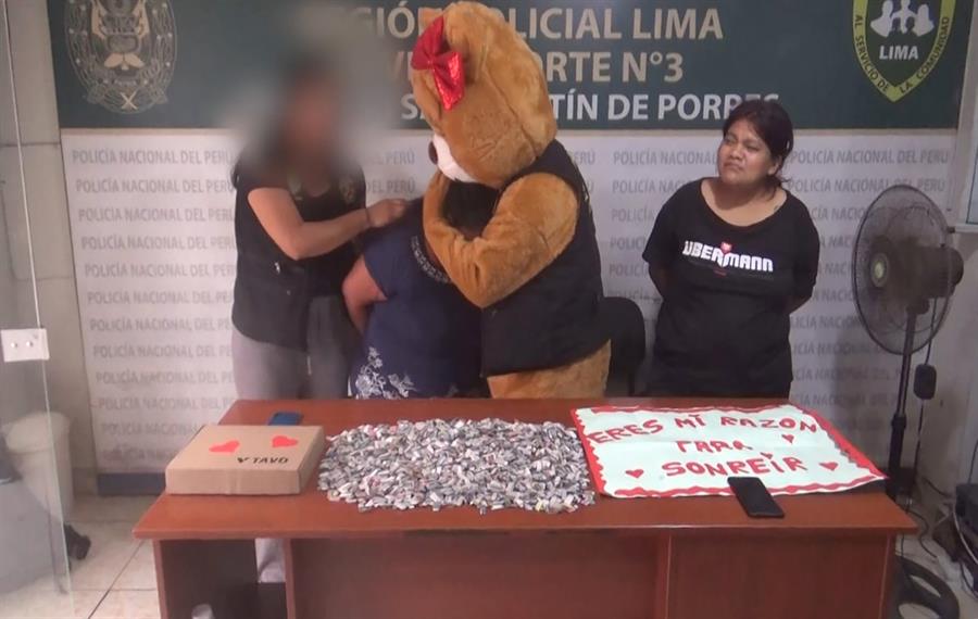 Foto cedida por la Policía Nacional del Perú que muestra a uno de sus agentes disfrazado de oso por el Día de San Valentín./EFE