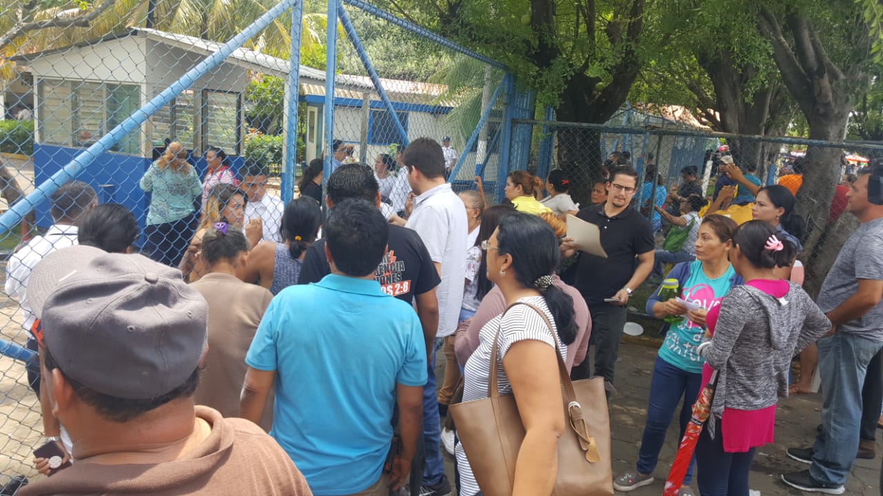 Nicaragüenses haciendo fila para realizar trámites en la Dirección de Migración y Extranjería. Foto: Jimmy Nicaragua