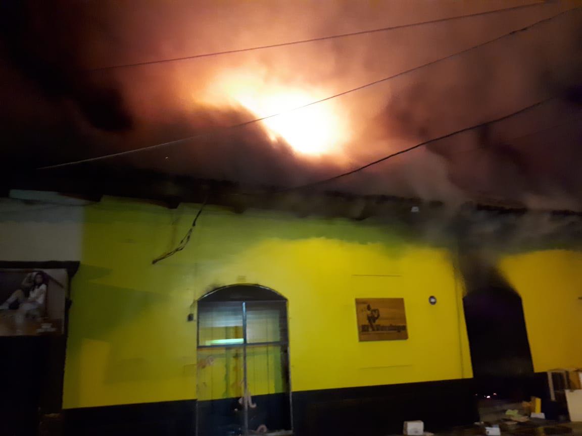 Un nuevo incendio se reporta en la Gran Sultana, esta vez en el mercado municipal. Foto cortesía de Rodrigo Guerrero.