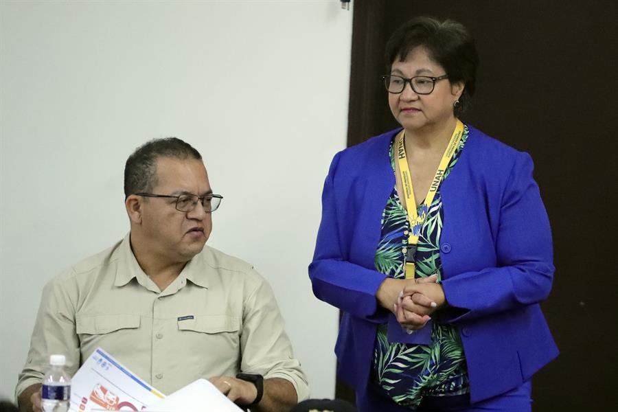 La directora del Observatorio de la Violencia de la estatal Universidad Nacional Autónoma (UNAH), Migdonia Ayestas junto al ministro de Seguridad de Honduras, Gustavo Sanchez ./ EFE