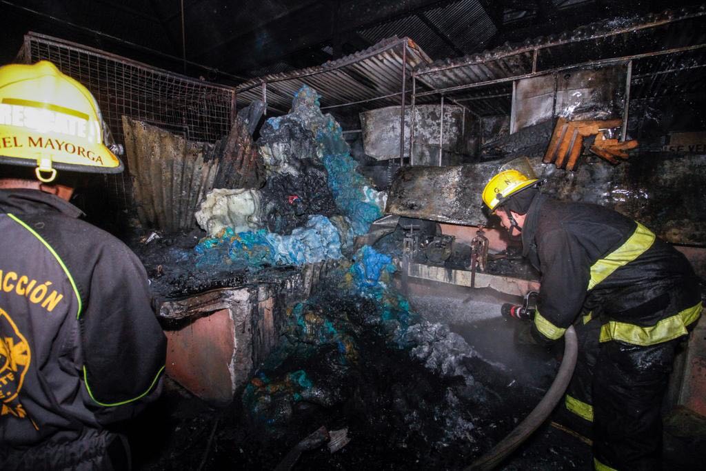 Parte de los escombros que dejó el incendio en el mercado Roberto Huembes, la noche de este 18 de diciembre. Foto: Twitter Bismarck A. Picado