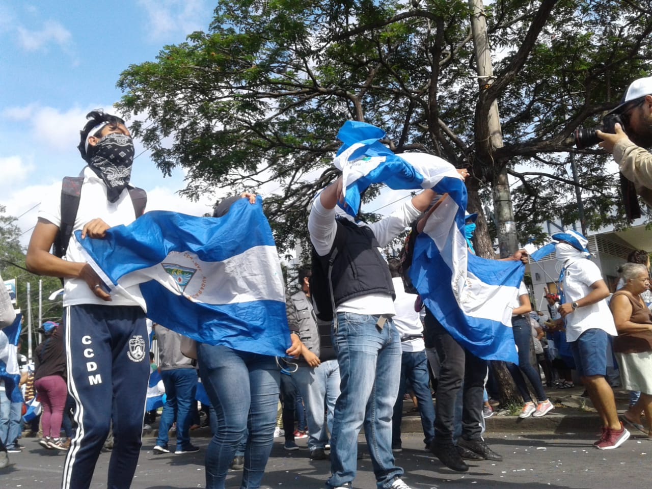 Realizan plantón frente a la UCA. Foto Jimmy Romero.