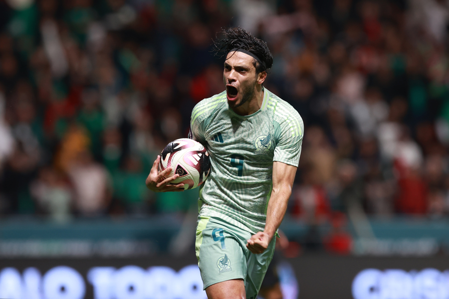Raúl Jiménez de México celebra un gol en el estadio Nemesio Diez, en la ciudad de Toluca (México). /EFE