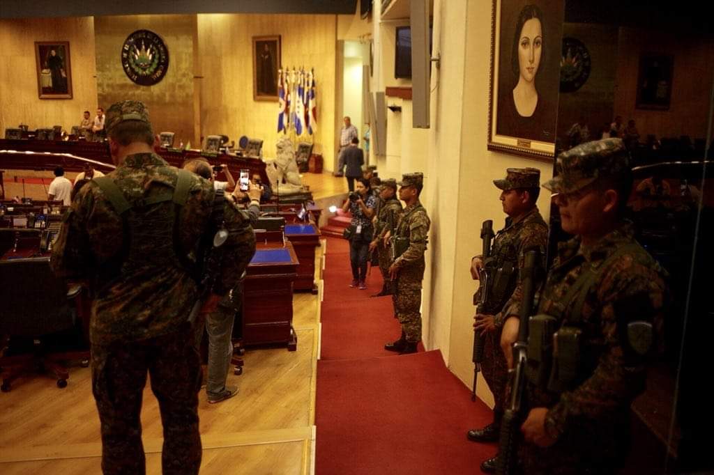 Militares en la Asamblea de El Salvador / Cortesía