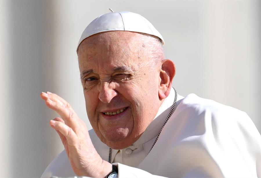 Imagen del Papa Francisco llegando a la audiencia general de la Plaza de San Marcos, en el Vaticano./ EFE