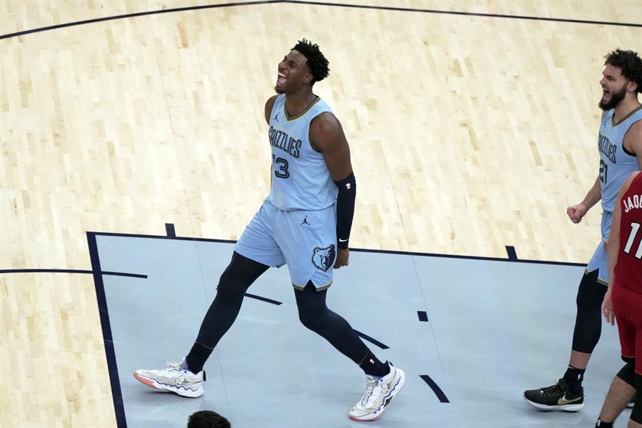 Jaren Jackson Jr. de los Memphis Grizzlies tras anotar contra los Miami Heat, durante un juego de la NBA en el FedEx Forum./EFE