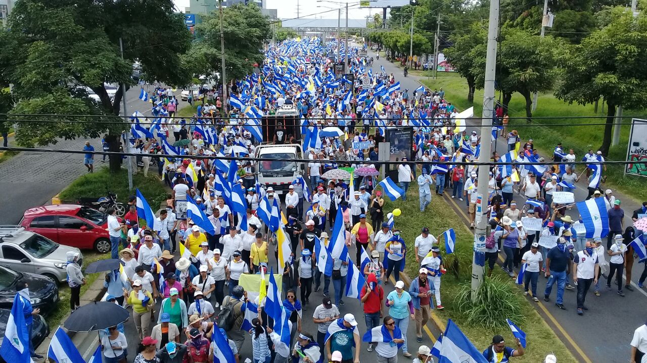 Miles de nicaragüenses mostraron su respaldo a los obispos, por su labor ya apoyo a la población durante la crisis en el país. Foto: Héctor Rosales