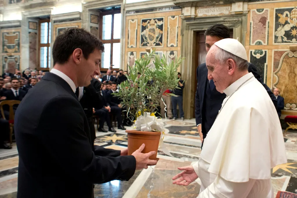 Papa Francisco entregándole un olivo a Messi./ Cortesía