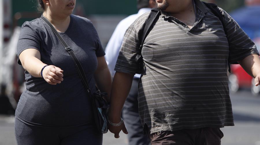 En la imagen de archivo, personas con obesidad caminan en Ciudad de México (México). /EFE