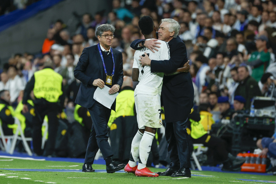 El futbolista del Real Madrid Vinicius Jr (i) y a Carlo Ancelotti, técnico del Real Madrid. / Archivo/ EFE