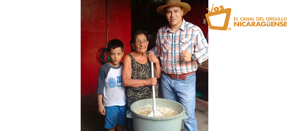 Reymon Lisímaco Chávez junto a su abuela Isabel López, quienes mantienen viva la tradición de la "chicha de las 7 quebradas". Foto: Héctor Rosales