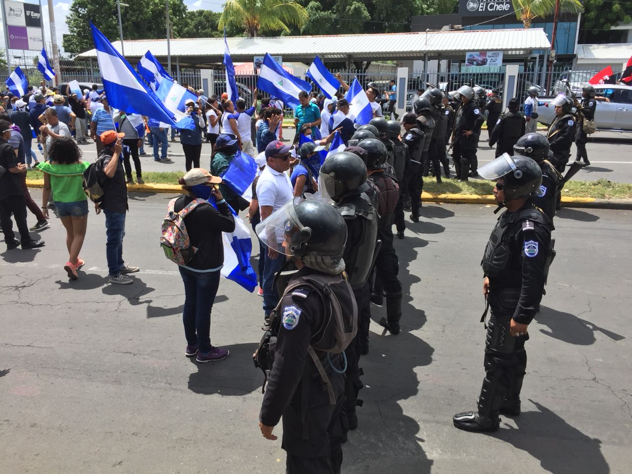 Marcha de Las Banderas fue asediada por agentes de la Policía Nacional.
